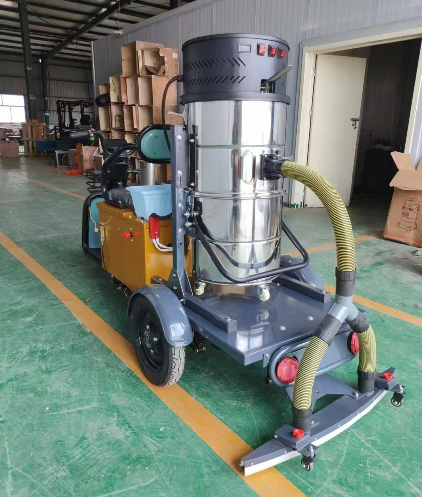 <b>小型工业吸尘车</b>