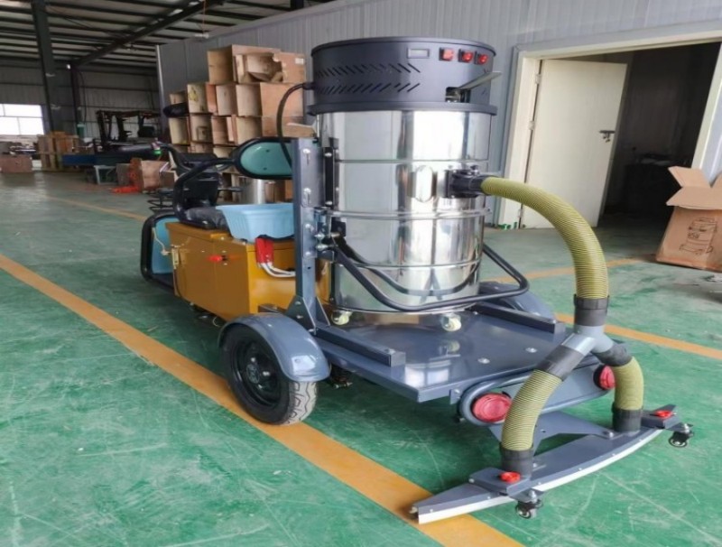 <b>小型工业吸尘车</b>
