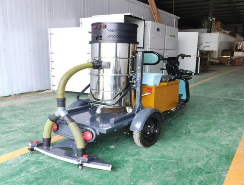 <b>小型工业吸尘车</b>